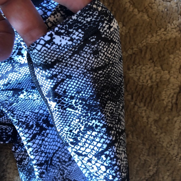 Zyia Light & Tight Snakeskin 7/8 Legging - Picture 4 of 6